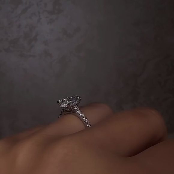 Elegant Silver Oval-Cut Ring - Picture 7 of 14